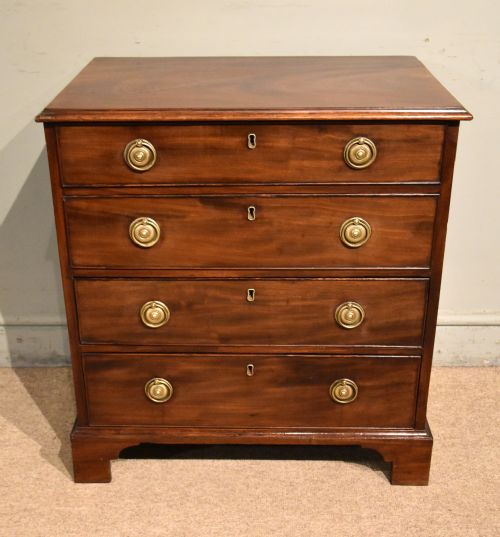 SMALL GEORGE III MAHOGANY CHEST OF DRAWERS - ADDITIONAL PHOTO 4