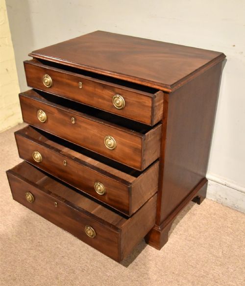 SMALL GEORGE III MAHOGANY CHEST OF DRAWERS - ADDITIONAL PHOTO 5