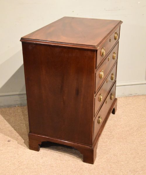 SMALL GEORGE III MAHOGANY CHEST OF DRAWERS - ADDITIONAL PHOTO 6
