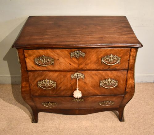 18TH CENTURY DUTCH MAHOGANY BOMBE CHEST - ADDITIONAL PHOTO 3