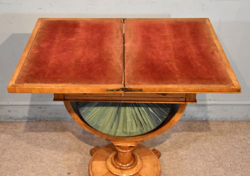 REGENCY MAPLE SEWING AND GAMES TABLE - ADDITIONAL PHOTO 4