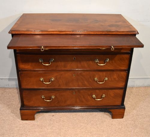 GEORGE III CHEST OF DRAWERS WITH A BRUSHING SLIDE - ADDITIONAL PHOTO 1