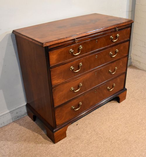GEORGE III CHEST OF DRAWERS WITH A BRUSHING SLIDE - ADDITIONAL PHOTO 2