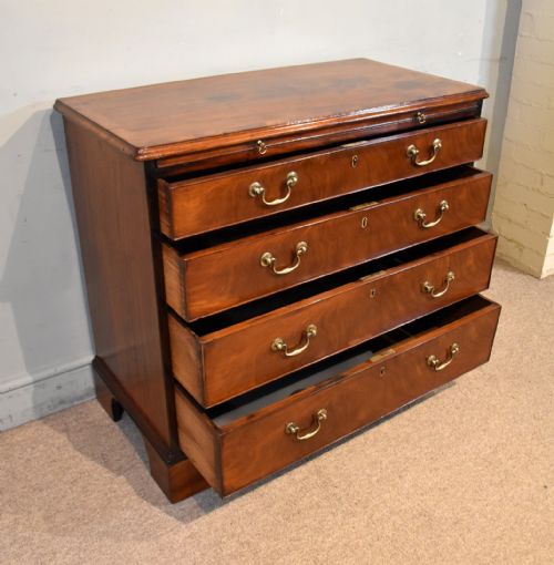 GEORGE III CHEST OF DRAWERS WITH A BRUSHING SLIDE - ADDITIONAL PHOTO 3