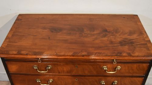 GEORGE III CHEST OF DRAWERS WITH A BRUSHING SLIDE - ADDITIONAL PHOTO 4