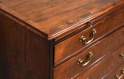 GEORGE III CHEST OF DRAWERS WITH A BRUSHING SLIDE - ADDITIONAL PHOTO 5