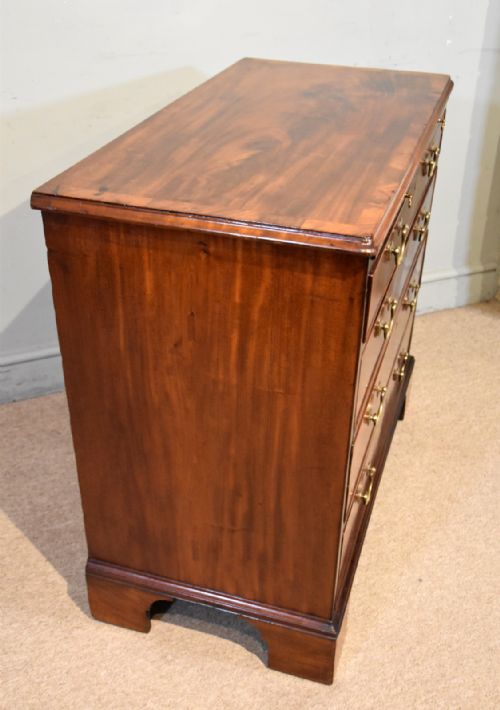 GEORGE III CHEST OF DRAWERS WITH A BRUSHING SLIDE - ADDITIONAL PHOTO 6