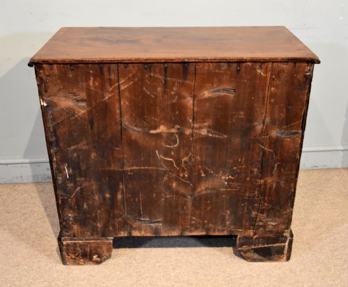 GEORGE III CHEST OF DRAWERS WITH A BRUSHING SLIDE - ADDITIONAL PHOTO 7