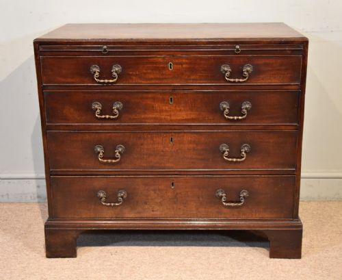 18TH CENTURY MAHOGANY CHEST OF DRAWERS