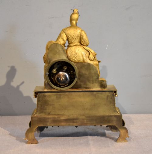 AN UNUSUAL FRENCH ORMOLU FIGURAL MANTEL CLOCK - ADDITIONAL PHOTO 3
