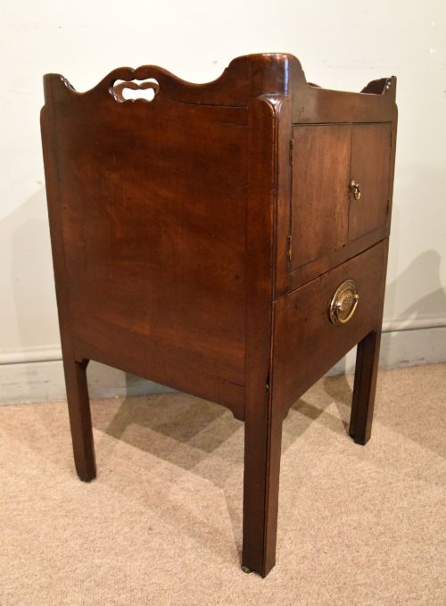 MATCHED PAIR 18TH CENTURY MAHOGANY BEDSIDE CABINETS - ADDITIONAL PHOTO 6