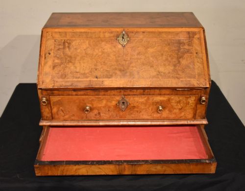 GEORGE I BURR WALNUT TRAVELLING WRITING BUREAU - ADDITIONAL PHOTO 3
