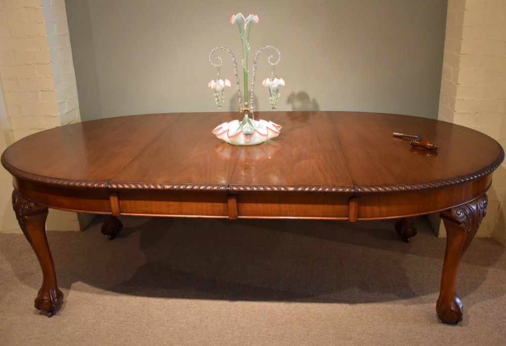 A Good Victorian Two Leaf Walnut Wind Out Dining Table 