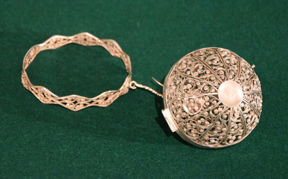 Silver Filigree Bracelet with Ball Wool and Silver Holder