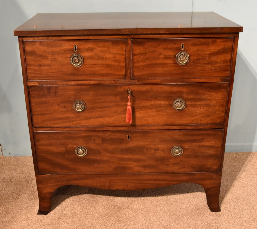 An Attractive Early 19th Century Chest of Drawers 