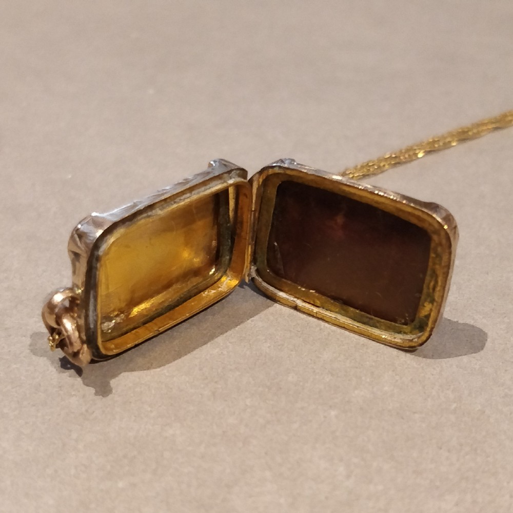 Victorian 9ct Gold Locket View V