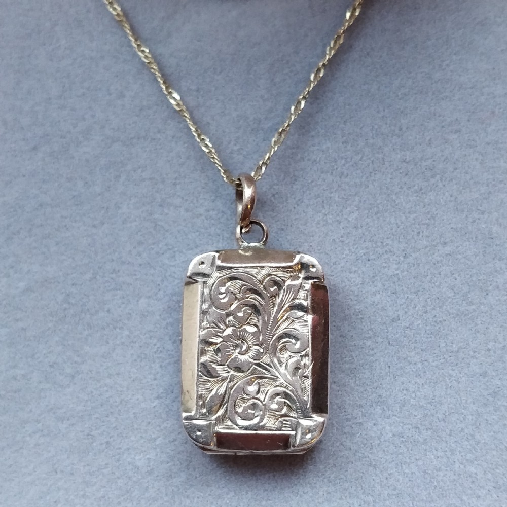 Victorian 9ct Gold Locket View VII