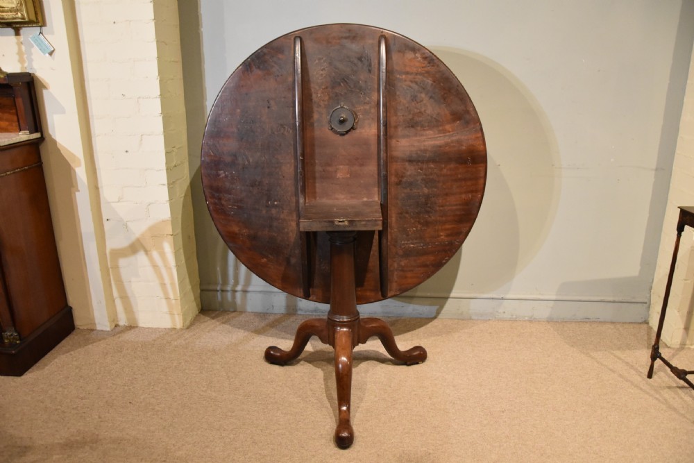 Large George III tilt-top mahogany centre table View VI