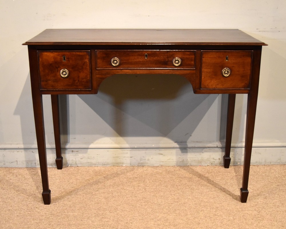 Early 19th century mahogany dressing table