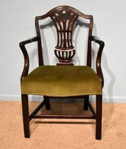 GEORGE III HEPPLEWHITE PERIOD MAHOGANY ARMCHAIR