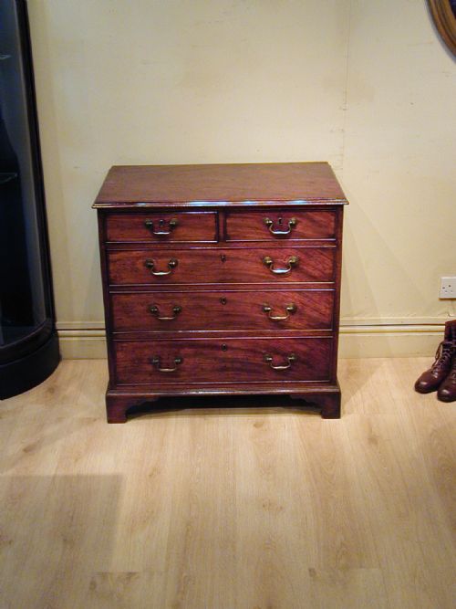 stunning georgian chest of drawers of small size - CATEGORY: ANTIQUE CHEST OF DRAWERS - DATED 1750