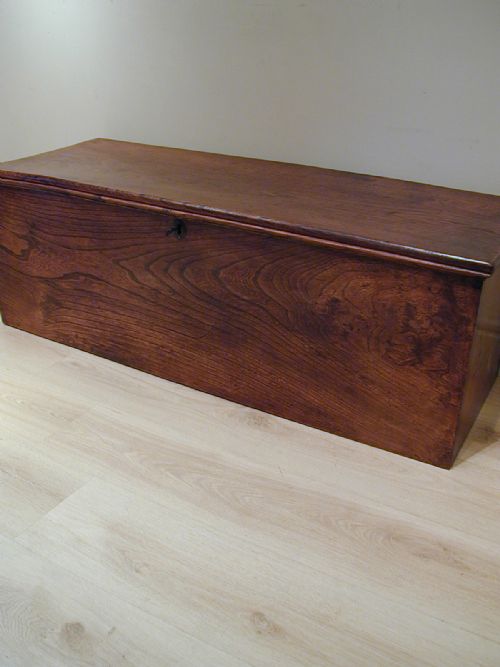 A SUPERB EARLY 19TH CENTURY GEORGIAN STORAGE TRUNK - ADDITIONAL PHOTO 5