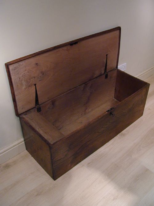 A SUPERB EARLY 19TH CENTURY GEORGIAN STORAGE TRUNK - ADDITIONAL PHOTO 7