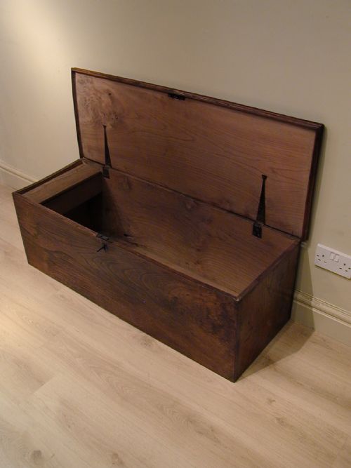 A SUPERB EARLY 19TH CENTURY GEORGIAN STORAGE TRUNK - ADDITIONAL PHOTO 9