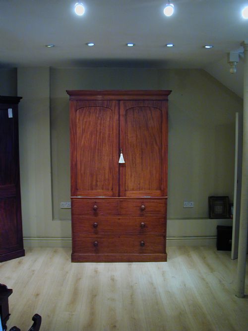 a fine victorian linen press - CATEGORY: ANTIQUE WARDROBES - DATED 19TH CENTURY