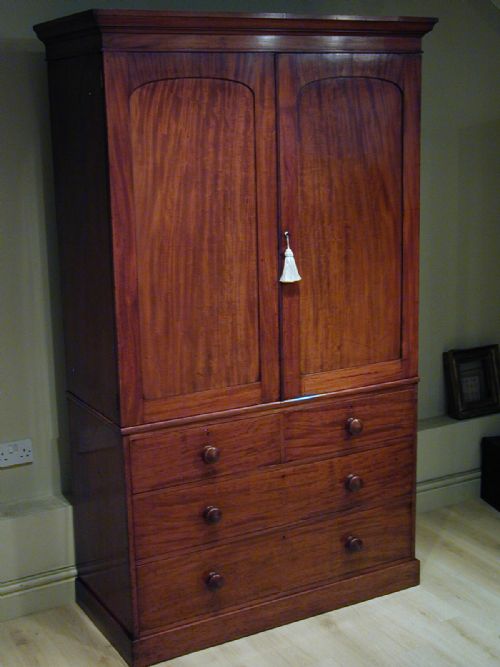 A FINE VICTORIAN LINEN PRESS - ADDITIONAL PHOTO 2