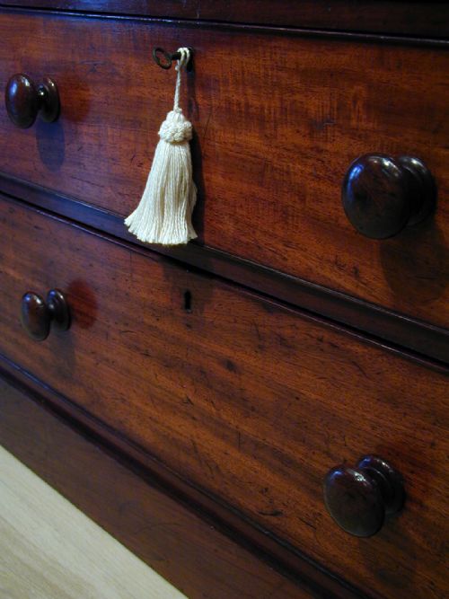 CHARMING SMALL VICTORIAN CHEST OF DRAWERS - ADDITIONAL PHOTO 1