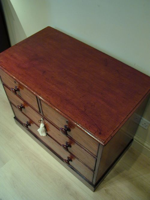 CHARMING SMALL VICTORIAN CHEST OF DRAWERS - ADDITIONAL PHOTO 2