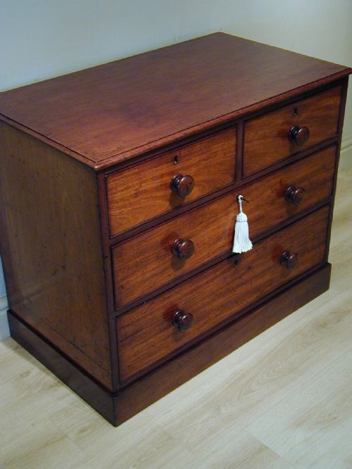 CHARMING SMALL VICTORIAN CHEST OF DRAWERS - ADDITIONAL PHOTO 3