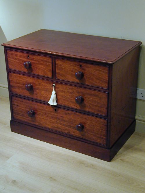 CHARMING SMALL VICTORIAN CHEST OF DRAWERS - ADDITIONAL PHOTO 4