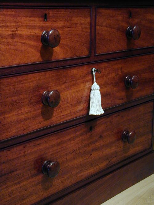 CHARMING SMALL VICTORIAN CHEST OF DRAWERS - ADDITIONAL PHOTO 7