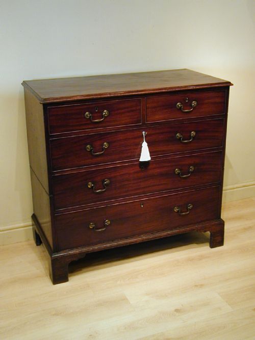 A HANDSOME GEORGIAN CHEST OF DRAWERS - ADDITIONAL PHOTO 1