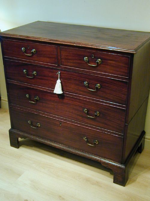 A HANDSOME GEORGIAN CHEST OF DRAWERS - ADDITIONAL PHOTO 2