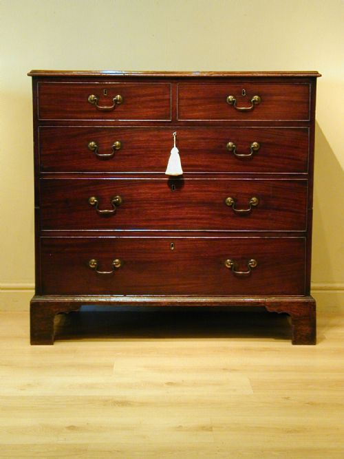 A HANDSOME GEORGIAN CHEST OF DRAWERS - ADDITIONAL PHOTO 3