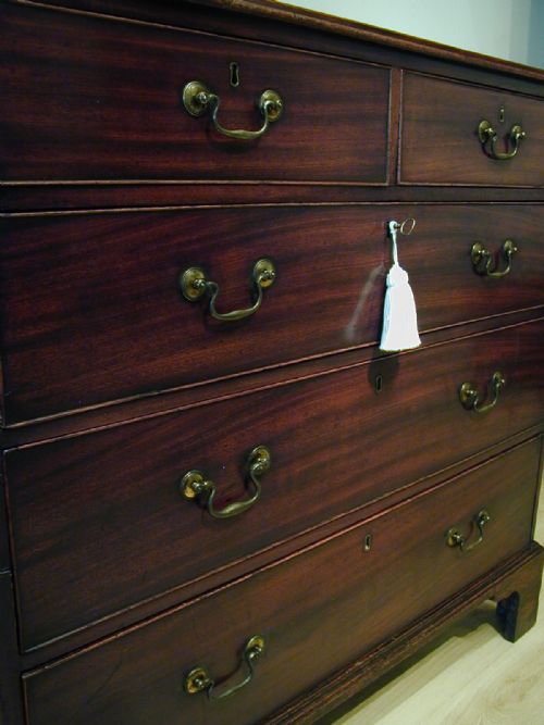 A HANDSOME GEORGIAN CHEST OF DRAWERS - ADDITIONAL PHOTO 4