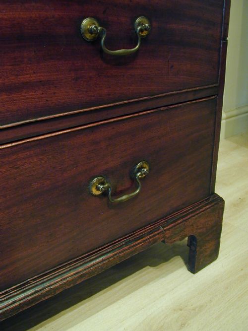 A HANDSOME GEORGIAN CHEST OF DRAWERS - ADDITIONAL PHOTO 5