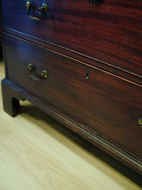 A HANDSOME GEORGIAN CHEST OF DRAWERS - ADDITIONAL PHOTO 6