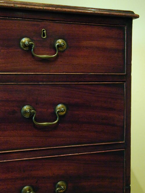 A HANDSOME GEORGIAN CHEST OF DRAWERS - ADDITIONAL PHOTO 10