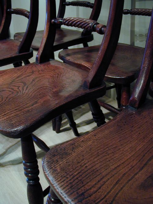 AN EXQUISITE SET OF SIX COUNTRY CHAIRS - ADDITIONAL PHOTO 3