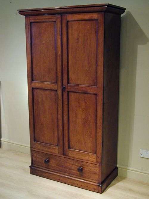 AN EXQUISITE SMALL TWODOOR WARDROBE - ADDITIONAL PHOTO 2