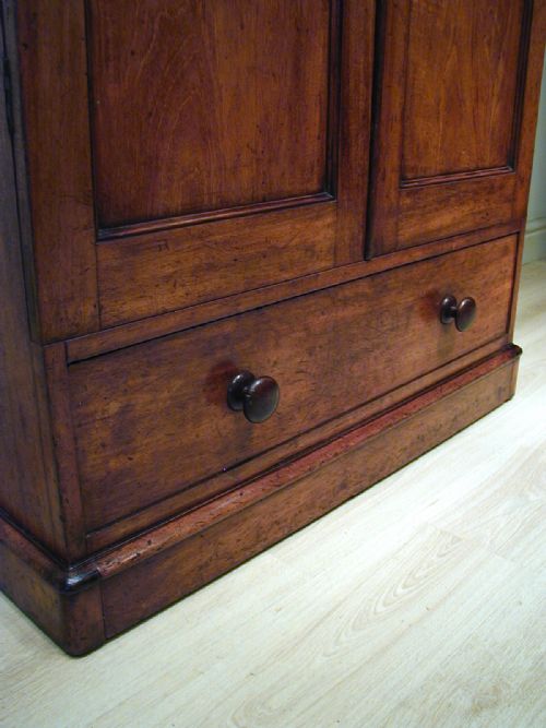 AN EXQUISITE SMALL TWODOOR WARDROBE - ADDITIONAL PHOTO 3