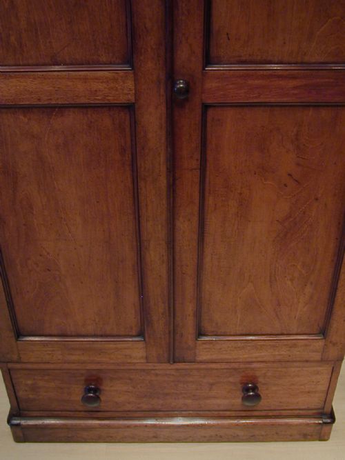 AN EXQUISITE SMALL TWODOOR WARDROBE - ADDITIONAL PHOTO 5