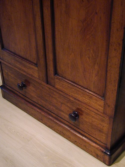 AN EXQUISITE SMALL TWODOOR WARDROBE - ADDITIONAL PHOTO 6