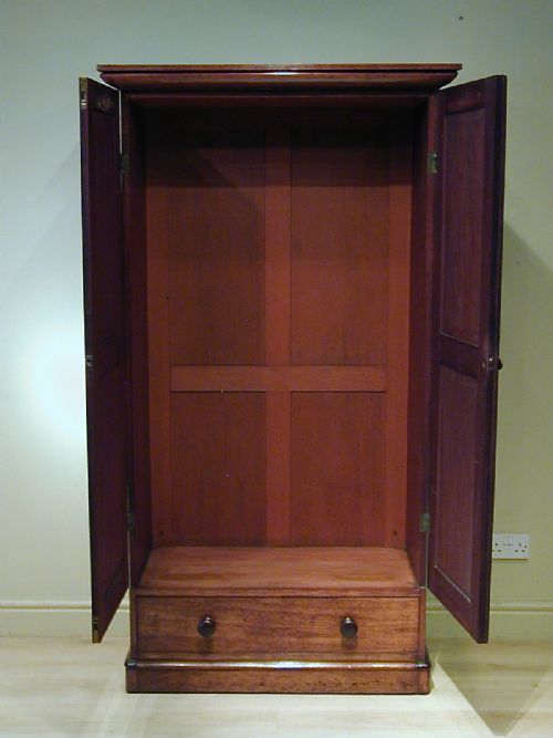 AN EXQUISITE SMALL TWODOOR WARDROBE - ADDITIONAL PHOTO 7