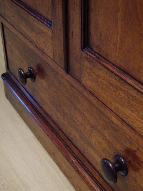 AN EXQUISITE SMALL TWODOOR WARDROBE - ADDITIONAL PHOTO 8