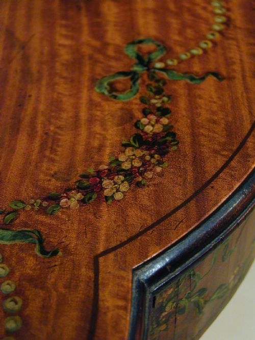 AN EXCEPTIONAL SATINWOOD OCCASIONAL TABLE - ADDITIONAL PHOTO 5